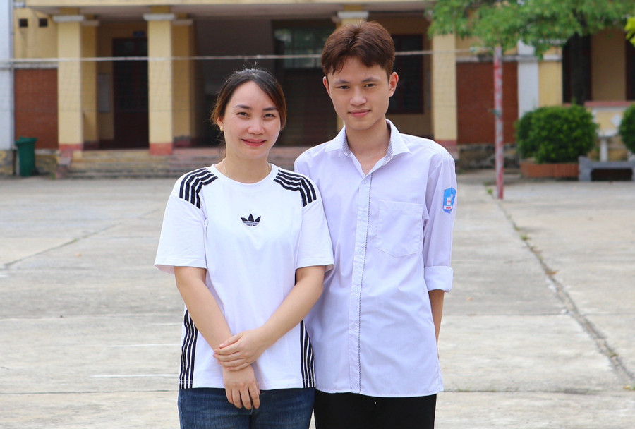 Trần Hữu Thịnh cùng cô Đặng Thị Thu Huyền, giáo viên chủ nhiệm lớp 12A1. 