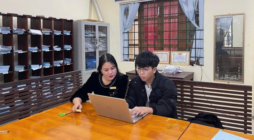 Ngoài hoạt động chuyên môn, cô Hồng Cẩm còn trực tiếp hướng dẫn học sinh thực hiện các đề tài nghiên cứu khoa học. 