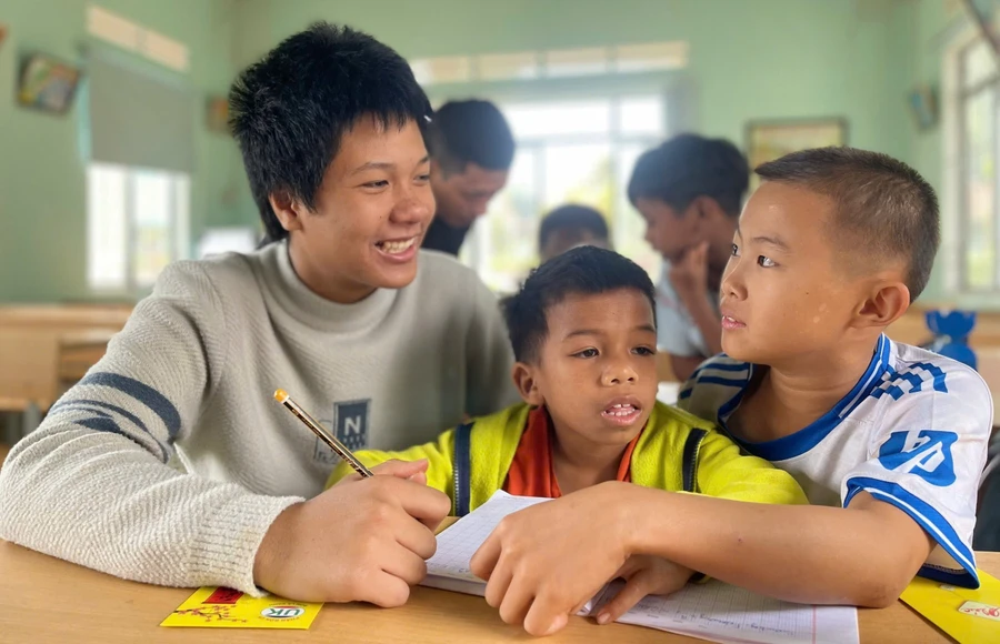 “Thầy giáo nhí” Viết Minh luôn dành sự quan tâm, yêu thương cho các em nhỏ.