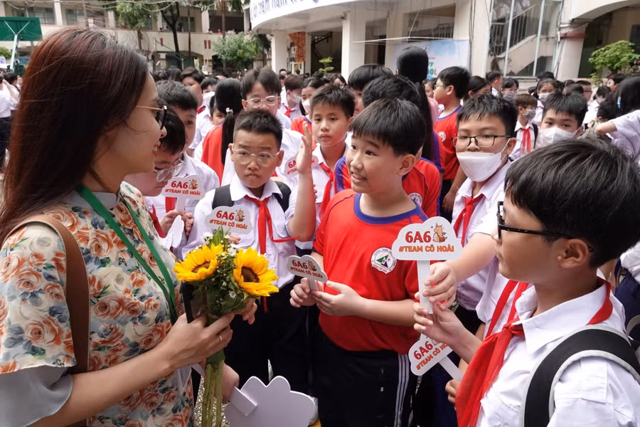 Cô trò Trường THPT Lương Thế Vinh (quận 1, TPHCM) trong ngày tựu trường năm học 2023-2024. Ảnh minh họa: INT