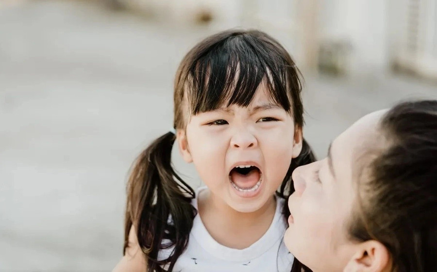 Phụ huynh nên tránh những phản ứng như la mắng, chê trách trẻ khi thấy con không khiêm tốn. Ảnh minh họa. day-con-khiem-ton-1.jpg