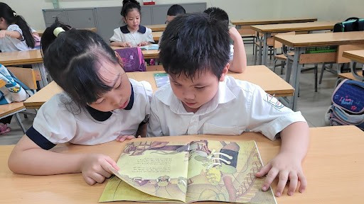 Cha mẹ có thể nuôi dưỡng sự khiêm tốn ở trẻ bằng việc chia sẻ những câu chuyện, tấm gương sống khiêm nhường. Ảnh minh họa. day-con-khiem-ton-3.jpg
