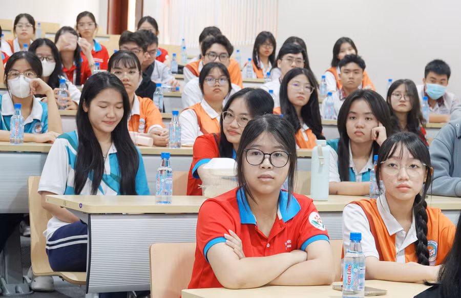 Học sinh THPT trải nghiệm môi trường học tập tại Trường Đại học Quốc tế (Đại học Quốc gia TPHCM). Ảnh: Bùi Diễn