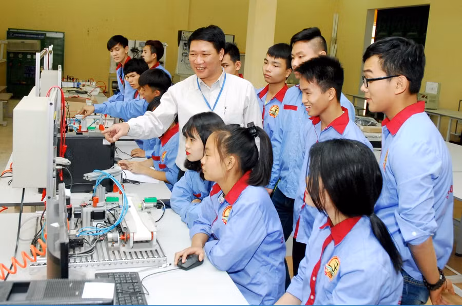 Học sinh ngành Kỹ thuật công nghệ Trường Trung cấp nghề số 1 Hà Nội thực hành kỹ năng nghề. Ảnh minh họa: INT