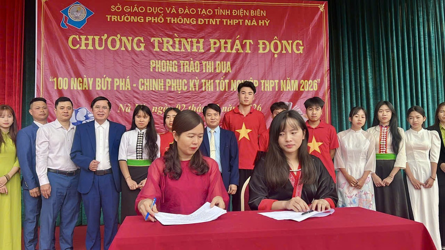 Cô, trò Trường PTDTNT THPT Nà Hỳ ký cam kết, thể hiện quyết tâm cao trong đợt “bứt tốc” này. Ảnh: NVCC
