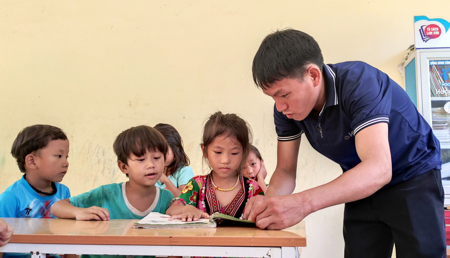 Thầy giáo và học sinh lớp 1 ở điểm lẻ Tà Cóm - Trường Tiểu học Trung Lý 2.