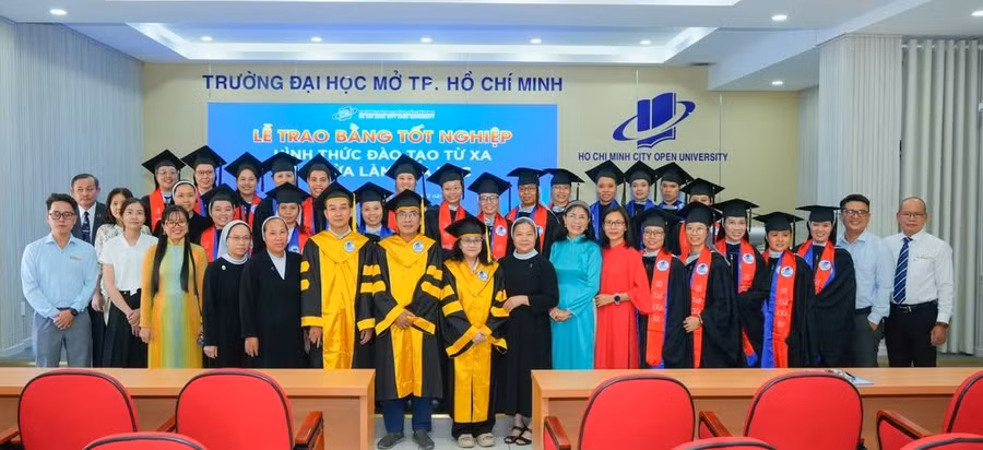 Tinh thần học tập suốt đời của các tân cử nhân ngành Công tác xã hội trong buổi Lễ trao bằng tốt nghiệp tại Trường Đại học Mở TP Hồ Chí Minh. Ảnh: Trường Đại học Mở TP HCM