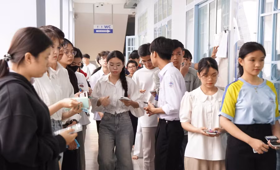 Học sinh dự thi đánh giá năng lực vào đại học trên máy tính tại Trường Đại học Đồng Tháp, năm 2026. Ảnh: DThU