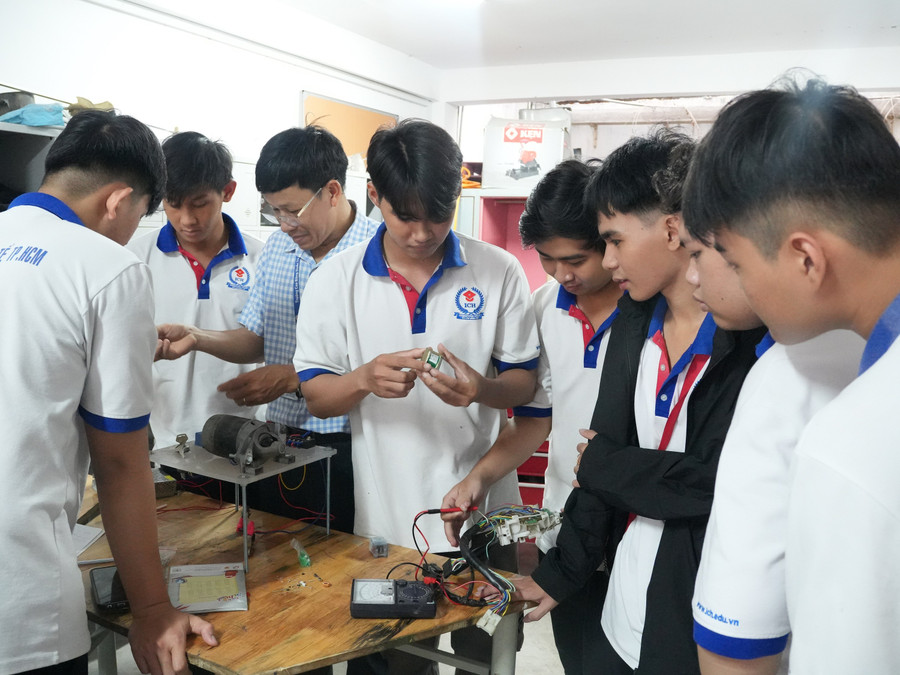 Một tiết học thực hành của Trường Cao đẳng Quốc tế TPHCM. Ảnh: thuc-hien-dong-loat-nhieu-giai-phap-2.jpg