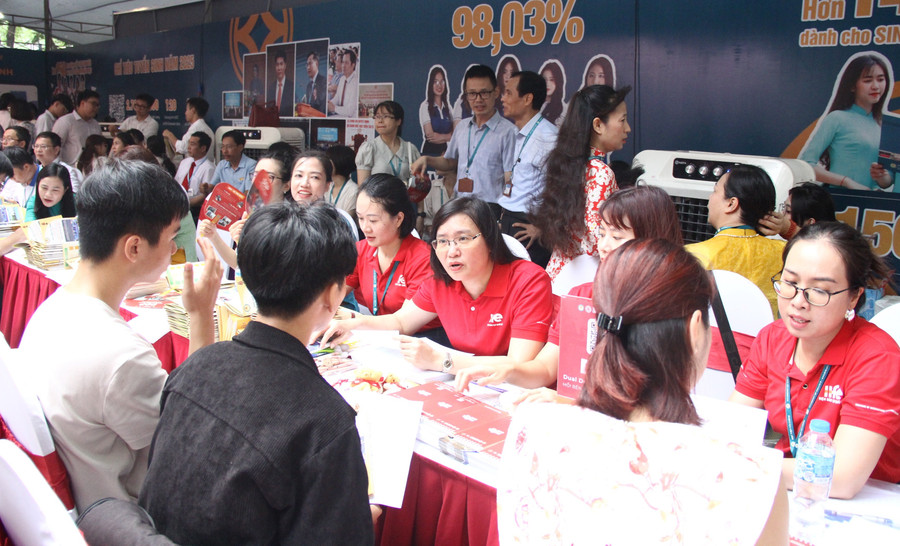Ngày hội tư vấn lựa chọn nguyện vọng xét tuyển năm 2025. Ảnh: TG gioi-han-so-nguyen-vong-xet-tuyen-2.jpg