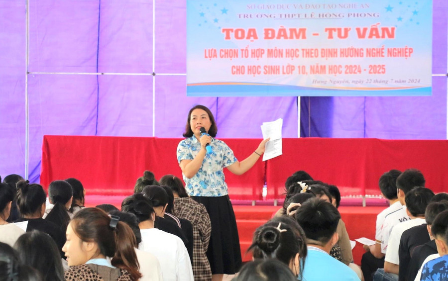 Trường THPT Lê Hồng Phong (Hưng Nguyên, Nghệ An) tổ chức tư vấn, định hướng chọn lớp cho học sinh khối 10. Ảnh: Hồ Lài linh-hoat-dieu-chinh-2.jpg