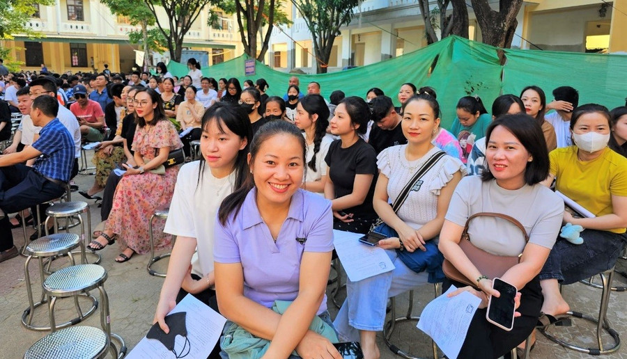 Phụ huynh và học sinh Trường THPT Hà Huy Tập (TP Vinh, Nghệ An) tham gia đăng ký tổ hợp lớp sau khi nhập học. Ảnh: NTCC