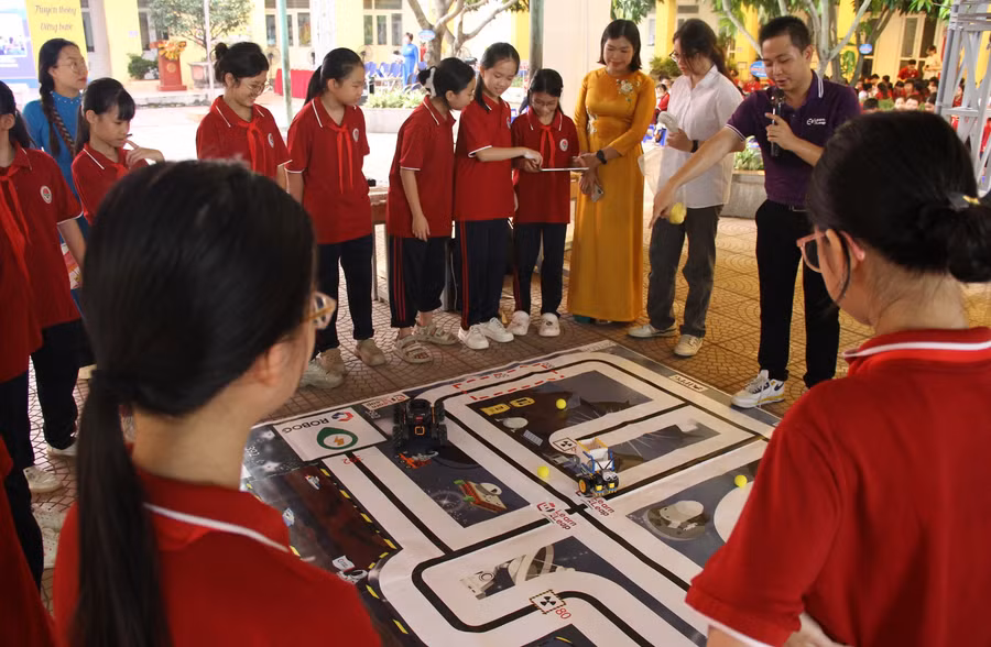 Thầy - trò Trường THCS Vĩnh Hưng (Hà Nội) trong hoạt động ngoài giờ lên lớp. Ảnh: TG