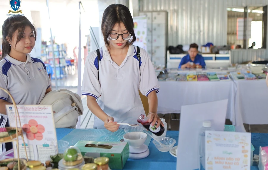 Học sinh THPT Bến Tre tham dự Ngày hội STEM/STEAM với chủ đề “Đam mê – Sáng tạo – Ứng dụng”. Ảnh minh họa: INT