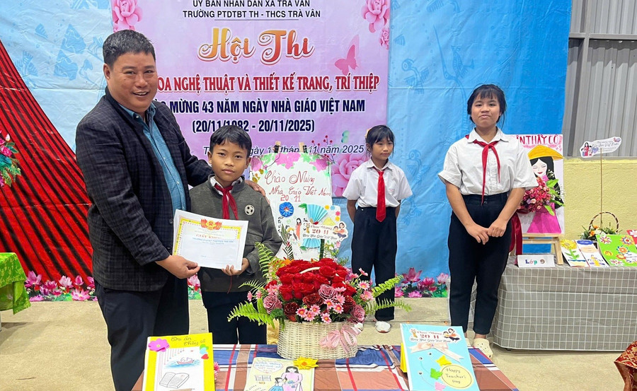 Trường PTDTBT Tiểu học & THCS Trà Vân trao thưởng cho học sinh đạt giải hội thi cắm hoa nghệ thuật và làm thiệp tri ân thầy cô giáo. Ảnh: NTCC
