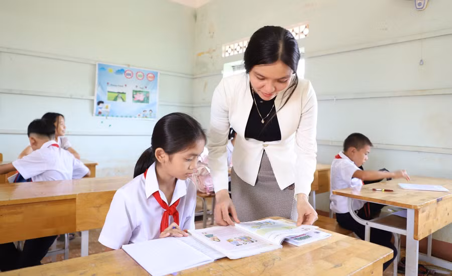 Cô và trò tại điểm lẻ thôn Tân Đức, Trường Tiểu học Y Jút, xã Ea Knuếc (Đắk Lắk). Ảnh: Thành Tâm