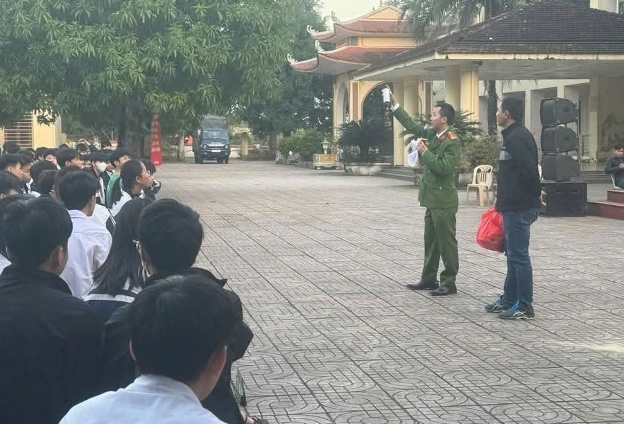 Tuyên truyền phòng chống tàng trữ, vận chuyển, sử dụng các loại pháo nổ, pháo tự chế tại Trường THPT Kim Liên (Nam Đàn – Nghệ An). Ảnh: TG