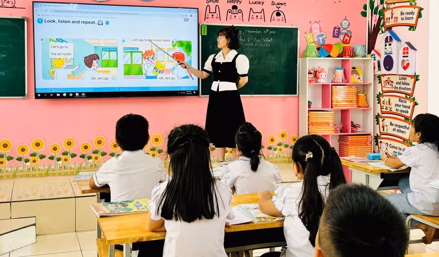 Cô Lê Thị Thanh Huyền và học trò trong giờ tiếng Anh tại Trường Tiểu học Châu Sơn (Ba Vì, Hà Nội). Ảnh: NVCC