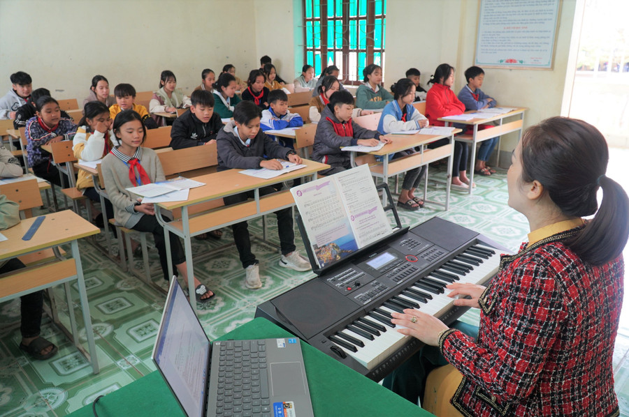 Giờ học Âm nhạc tại Trường THCS Xá Lượng (Xá Lượng, Nghệ An). kien-toan-doi-ngu-truoc-them-nam-hoc-moi-1.jpg