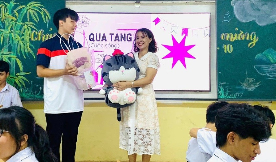 Cô Hường luôn mong muốn là người truyền động lực, nguồn cảm hứng tới đồng nghiệp, học sinh. cam-hung-stem-tu-lop-hoc-ngoai-thanh-2.jpg