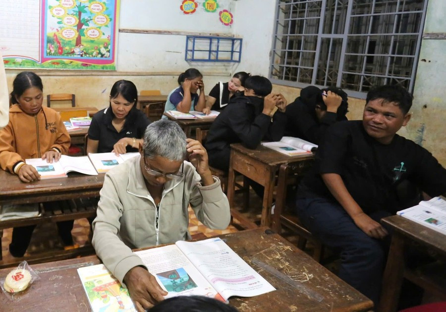 Học viên lớp xóa mù chữ có người mới ngoài 30, nhưng có người tóc đã ngả hai màu. xa-hoi-hoc-tap-tu-moi-nguoi-dan-2.jpg
