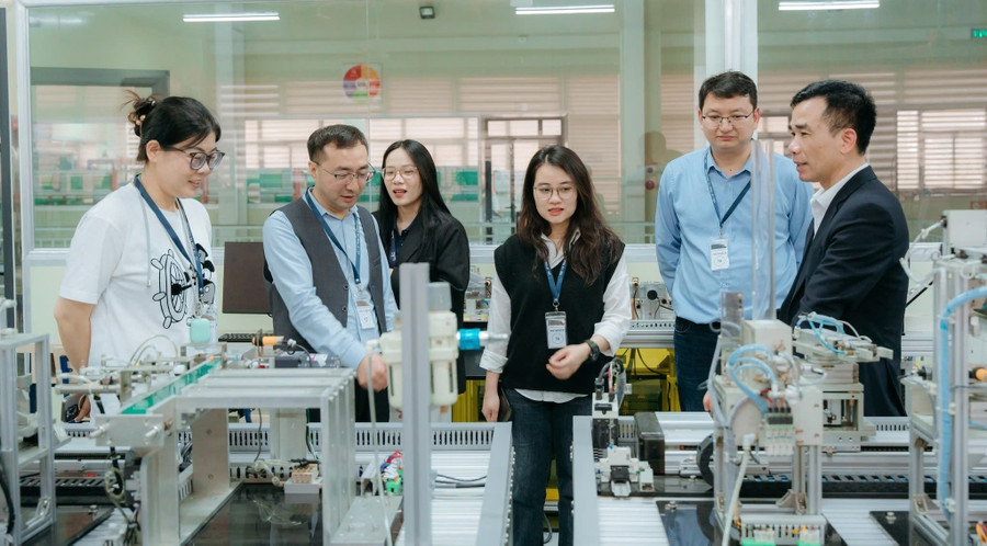 Đoàn cán bộ của đối tác Trung Quốc tới Trường Cao đẳng Lý Thái Tổ (Bắc Ninh) trao đổi về hợp tác đào tạo. Ảnh: Đình Tuệ