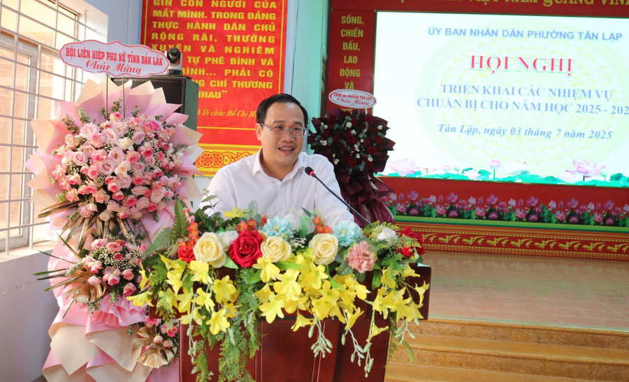 Chủ tịch UBND phường Tân Lập (Đắk Lắk) trao đổi với lãnh đạo các trường học trên địa bàn. Ảnh: HG cap-xa-ganh-vac-trong-trach-giao-duc-2.jpg