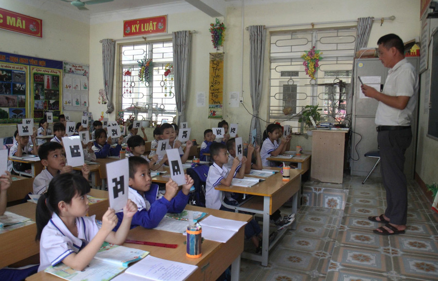 Thầy trò Trường Tiểu học Chăn Nưa (Lê Lợi, Lai Châu). Ảnh: Hà Thuận cap-xa-ganh-vac-trong-trach-giao-duc-3.jpg