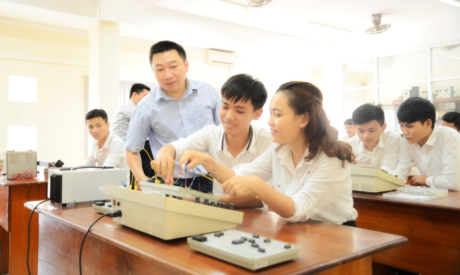 Sinh viên Trường Đại học Sư phạm (Đại học Huế) trong giờ thực hành. Ảnh: ITN