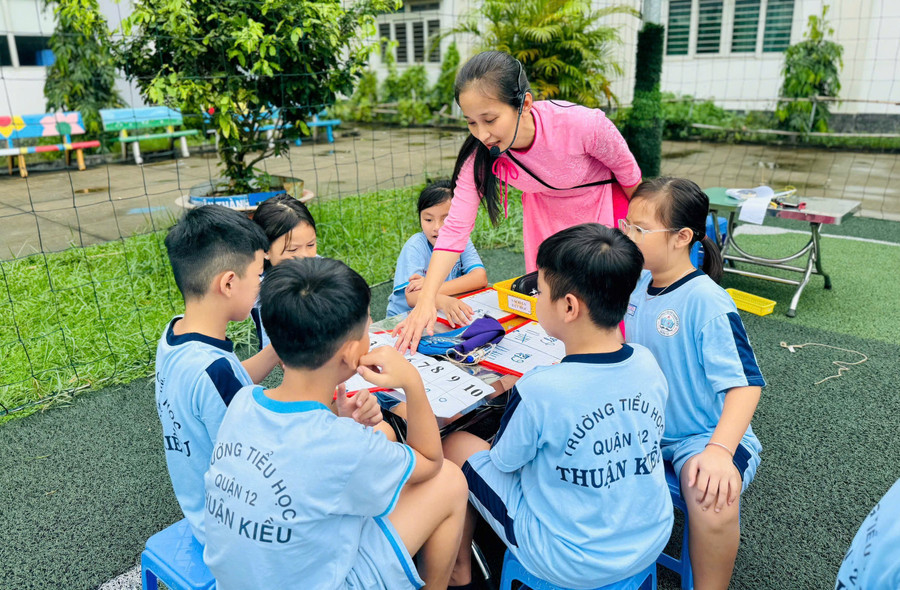 Giờ học của học sinh Trường Tiểu học Thuận Kiều (TPHCM). Ảnh: NTCC xay-dung-doi-ngu-giao-vien-the-nao-3.jpg