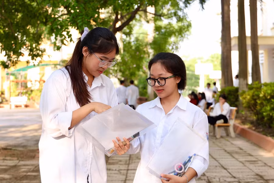 Thí sinh dự thi tốt nghiệp THPT năm 2025 tại điểm thi Trường THPT Hai Bà Trưng (Phú Thọ). Ảnh: TG