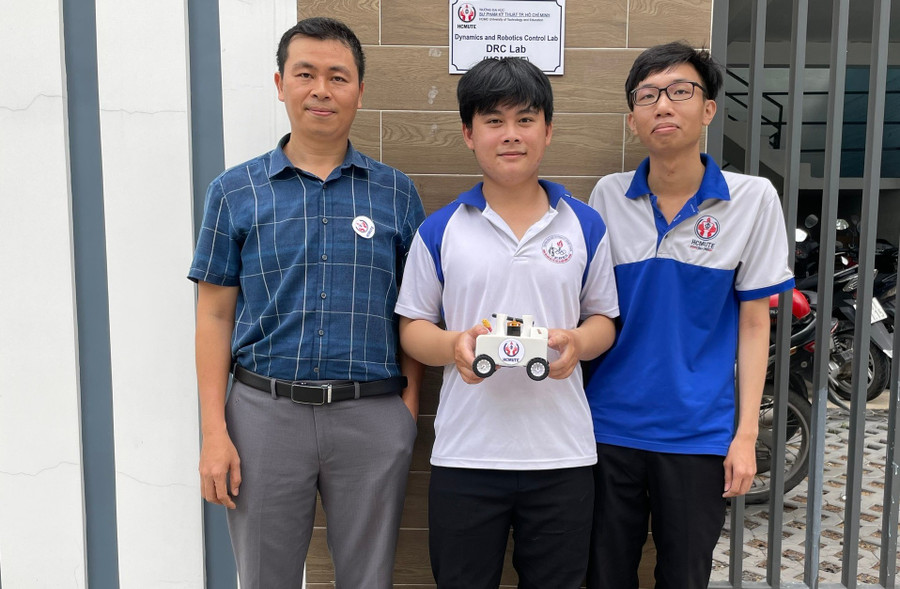 Nhóm nghiên cứu và giảng viên hướng dẫn. Ảnh: Hà An