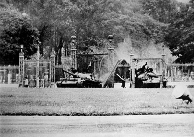 Xe tăng Quân Giải phóng húc đổ cổng Dinh Độc Lập, ngày 30/4/1975. Ảnh: Francoise Demulder/ TTXVN phát. dong-luc-to-lon-cua-dai-thang-mua-xuan-1.jpg