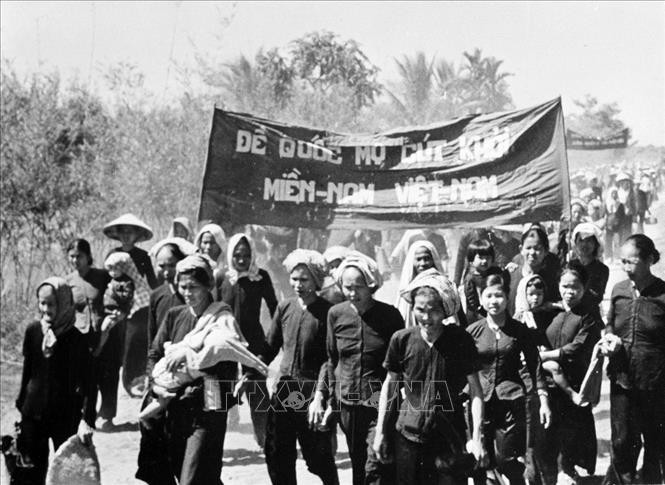 “Đội quân tóc dài” biểu tình phản đối đế quốc Mỹ trong thời gian diễn ra phong trào Đồng Khởi. Ảnh: TTXVN. dong-luc-to-lon-cua-dai-thang-mua-xuan-2.jpg