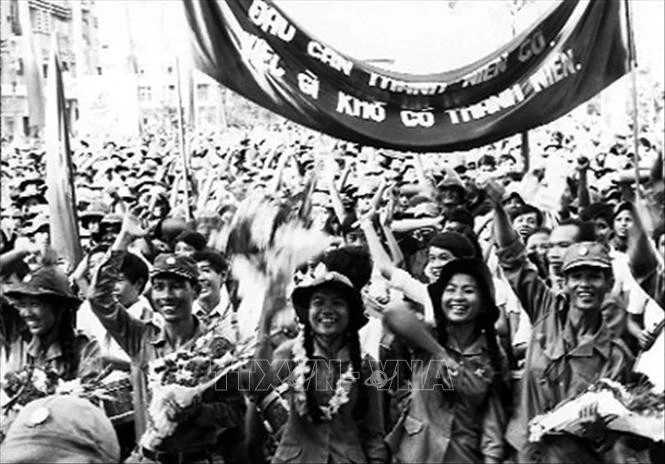 Thanh niên miền Bắc sôi nổi hưởng ứng phong trào Ba sẵn sàng (1969). Ảnh: Tư liệu TTXVN.