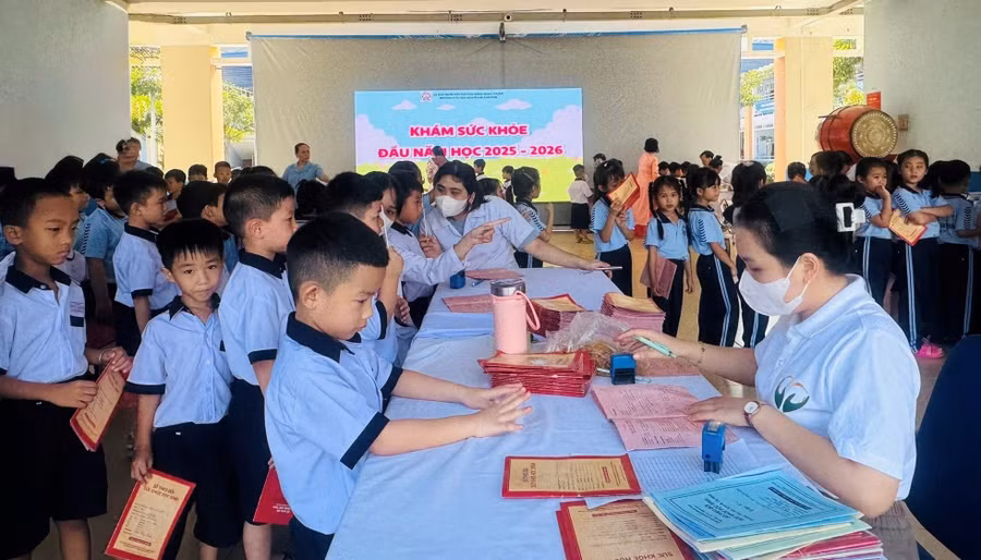 Trường Tiểu học Nguyễn Anh Khương (phường Đông Hưng Thuận) trong ngày khám sức khỏe đầu năm học 2025 - 2026. Ảnh: NT