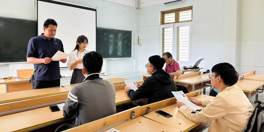 Sinh viên Trường Đại học Bách khoa, Đại học Đà Nẵng tham gia phỏng vấn tuyển dụng tại Ngày hội việc làm do nhà trường tổ chức. Ảnh: NTCC