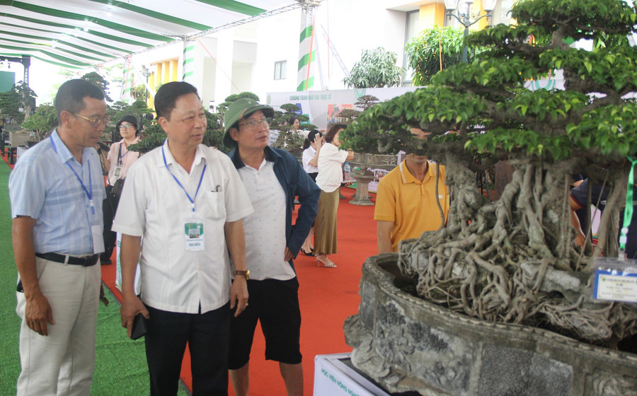 Ông Nguyễn Mạnh Quỳnh (ở giữa) và các chủ nhà vườn, nghệ nhân “Festival hoa, cây cảnh VNUA 2025”. Ảnh: TG nganh-hoa-cay-canh-2.jpg