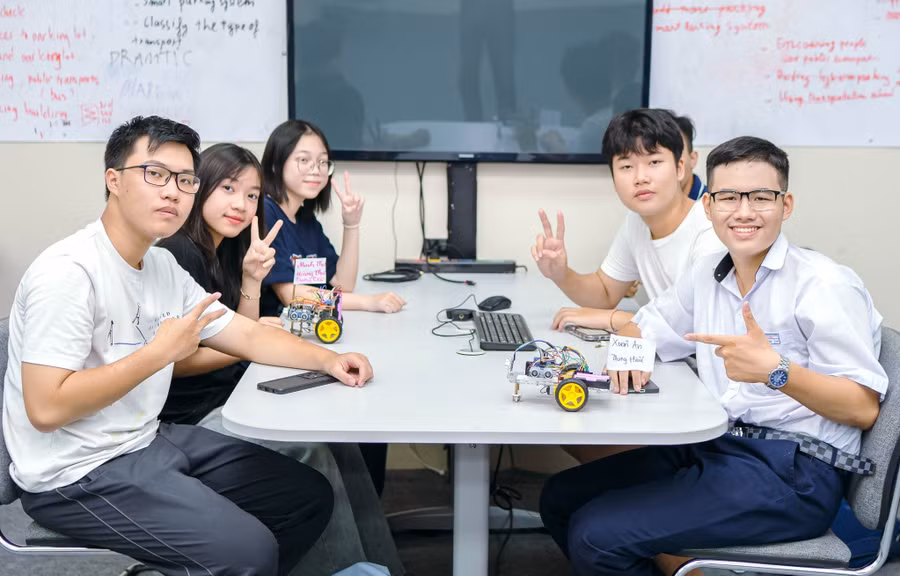 Học sinh các trường THPT ở Đà Nẵng tham gia khóa học mùa Hè Lập trình cho Mobile Robot tại Trường Đại học Bách khoa - Đại học Đà Nẵng. Ảnh: NTCC