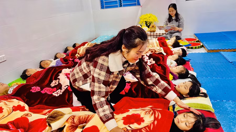 Giáo viên Trường Mầm non Hương Trà (Hương Đô, Hà Tĩnh) tăng cường giữ ấm cho trẻ.