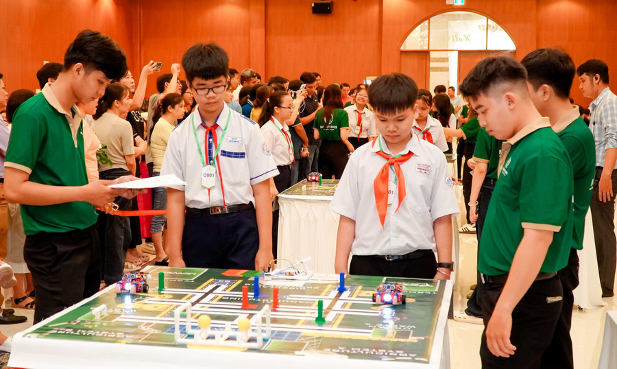 Học sinh TP Cần Thơ tham gia Cuộc thi Robothon cấp thành phố năm 2025. Ảnh: Q. Ngữ