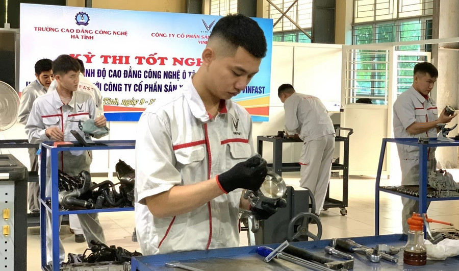 Sinh viên ở Hà Tĩnh tham gia Kỳ thi tốt nghiệp Công nghệ ô tô theo chương trình hợp tác với VinFast. Ảnh: Bá Tài