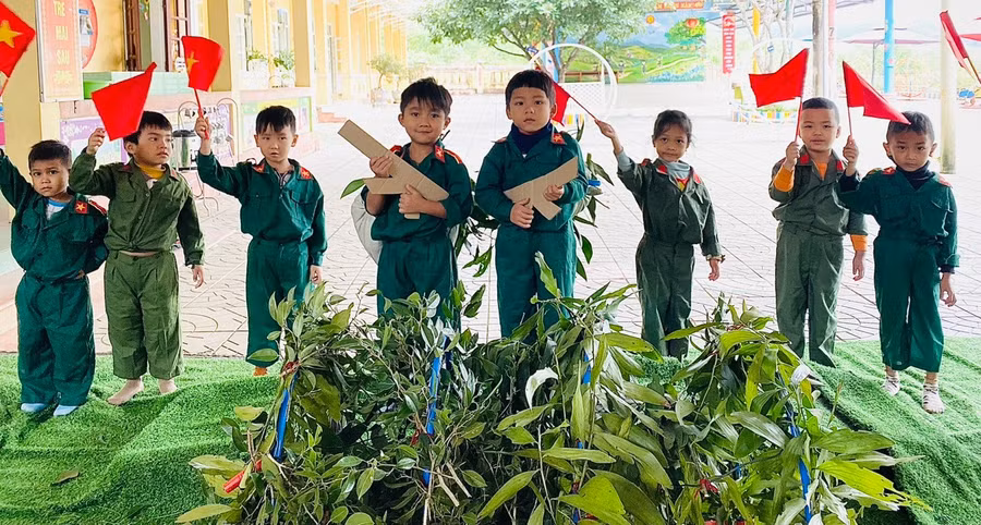 Trẻ trải nghiệm một ngày trở thành bộ đội. Ảnh: Trường Mầm non Vĩnh Khê