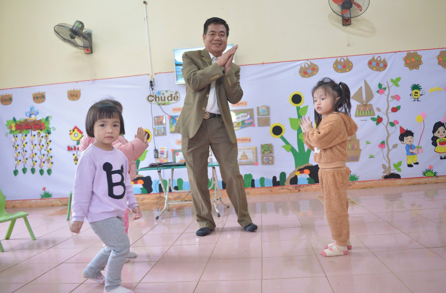 Thầy Lương Văn Sắng - người đặt nền móng xây ngôi trường mầm non đầu tiên ở xã Văn Nho.