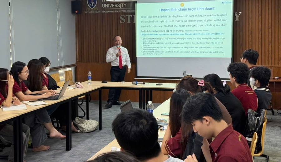 TS Bùi Văn Thời trong tiết học dạy Quản trị kinh doanh cho sinh viên. Ảnh: NVCC gen-z-hoc-tren-mang-xa-hoi-4.jpg
