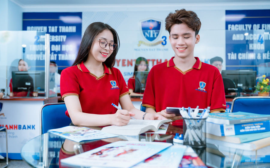 Học tập kết hợp truyền thống và công nghệ giúp sinh viên Trường Đại học Nguyễn Tất Thành chủ động tiếp thu kiến thức. Ảnh: NTTU