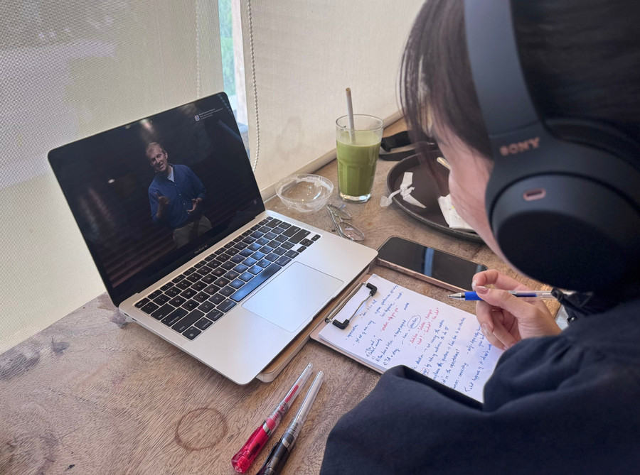 Sinh viên ôn tập kiến thức qua video trên YouTube. Ảnh: T.L gen-z-hoc-tren-mang-xa-hoi-2.jpg