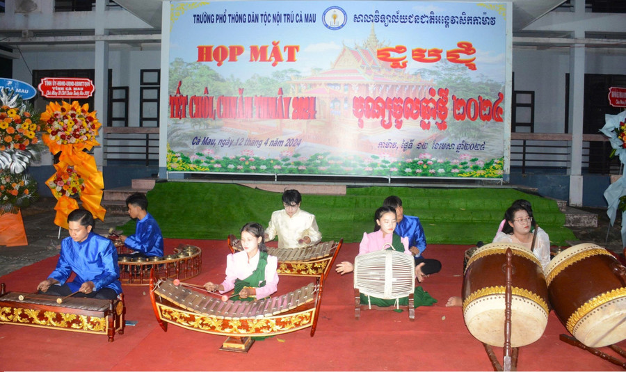 Câu lạc bộ dàn nhạc ngũ âm của Trường PTDTNT Cà Mau trong một chương trình văn nghệ. Ảnh: QM