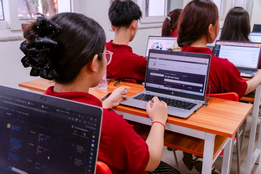 Sinh viên ngành Thương mại điện tử tại Trường Cao đẳng Bách khoa (Hà Nội) trong một buổi học. Ảnh: CĐBK