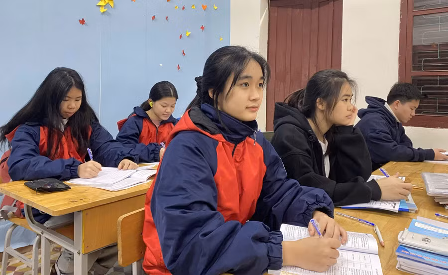 Học sinh lớp 12 Trường THPT DTNT tỉnh Lạng Sơn tập trung cao độ để hoàn thành sớm chương trình tập trung vào luyện đề. Ảnh: NTCC